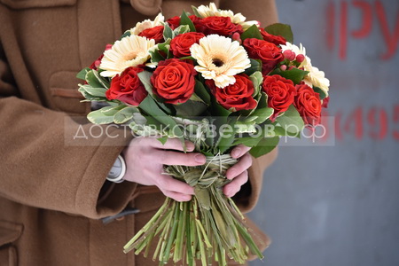Букет с красными розами и кремовыми герберами "Эдисон"